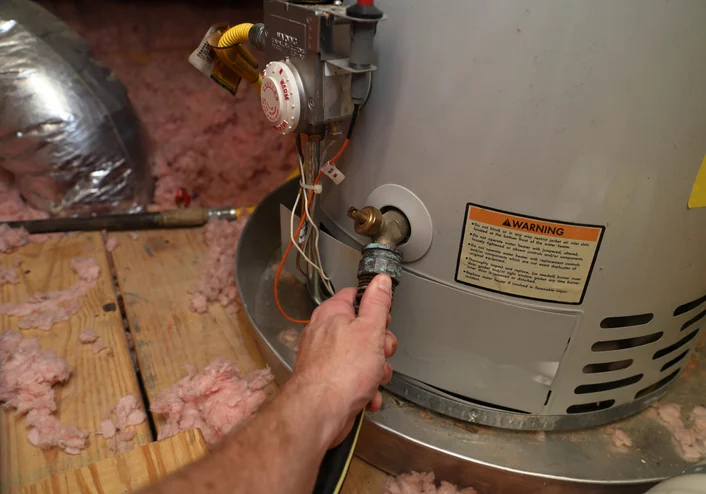 Maintenance connection at the base of a tank water heater