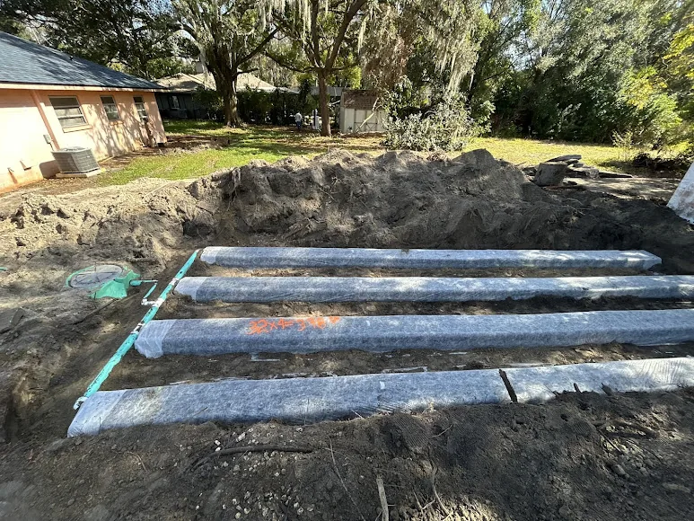 Componentes paralelos de campo de drenaje en una excavación abierta, foto publicada por XQS