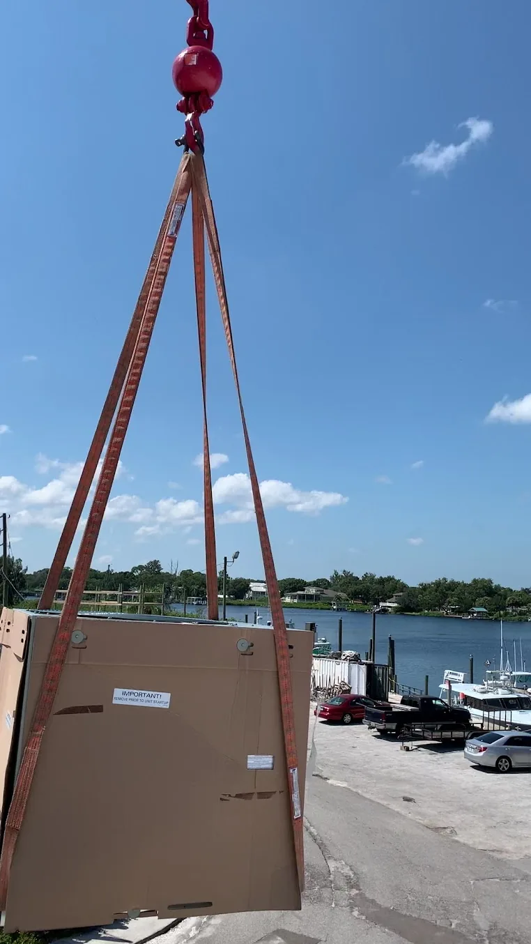 Equipo suspendido con eslingas junto al agua en un restaurante de Tarpon Springs